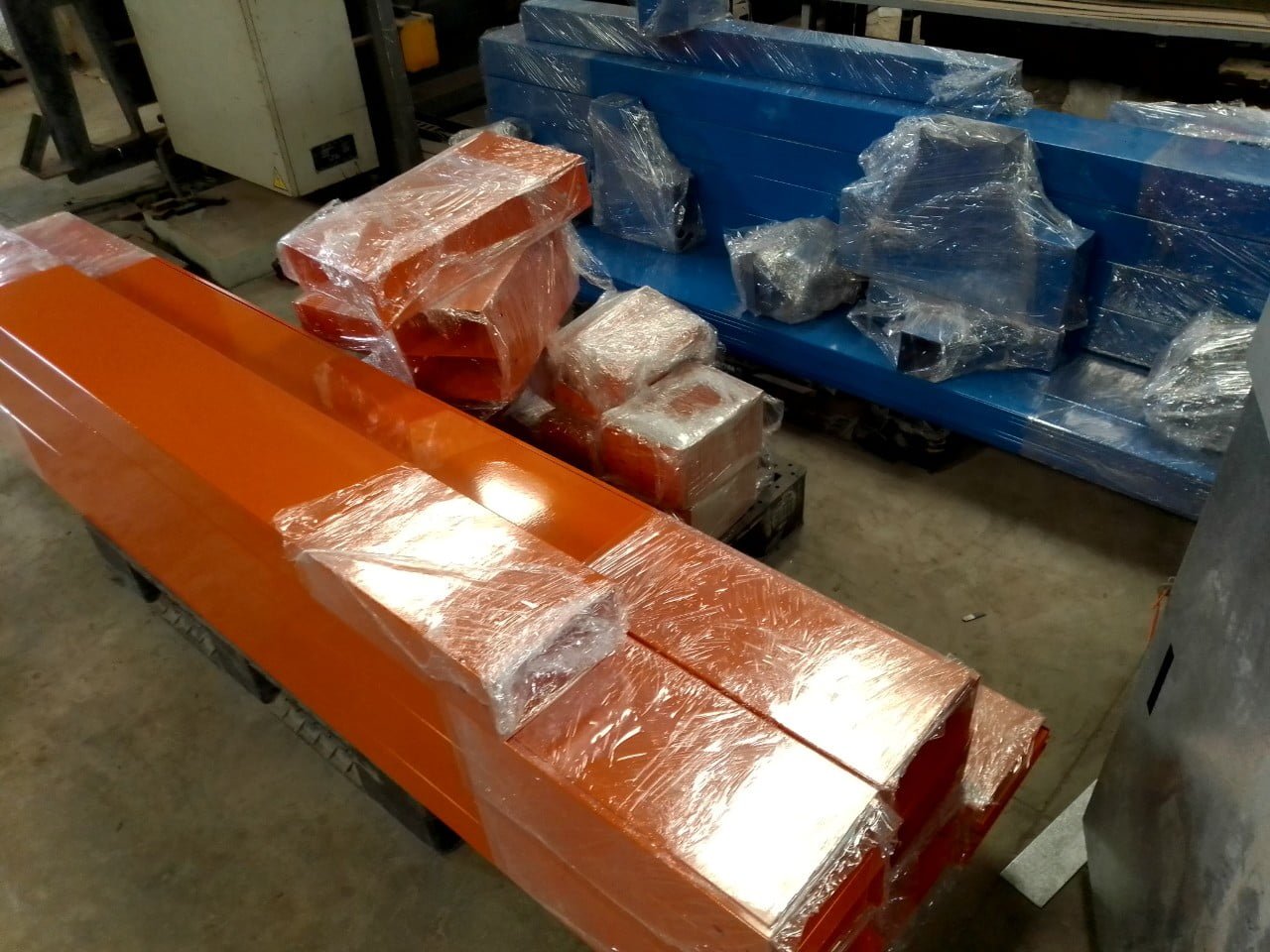 Máng cáp sơn tĩnh điện màu cam và xanh được đóng gói tại xưởng