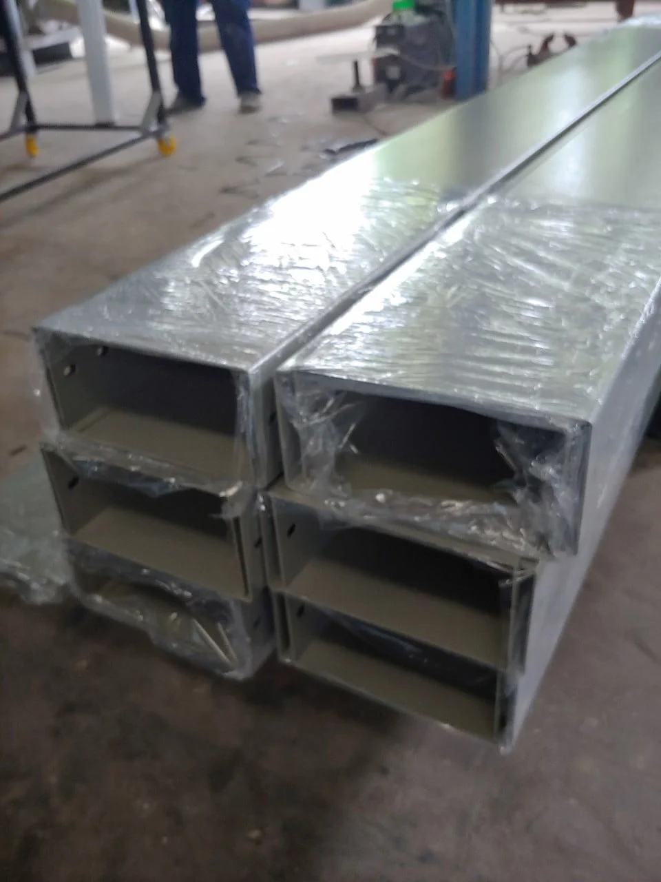 Máng cáp 200×100 sơn tĩnh điện 6 Máng cáp 200x100 sơn tĩnh điện màu kem nhăn