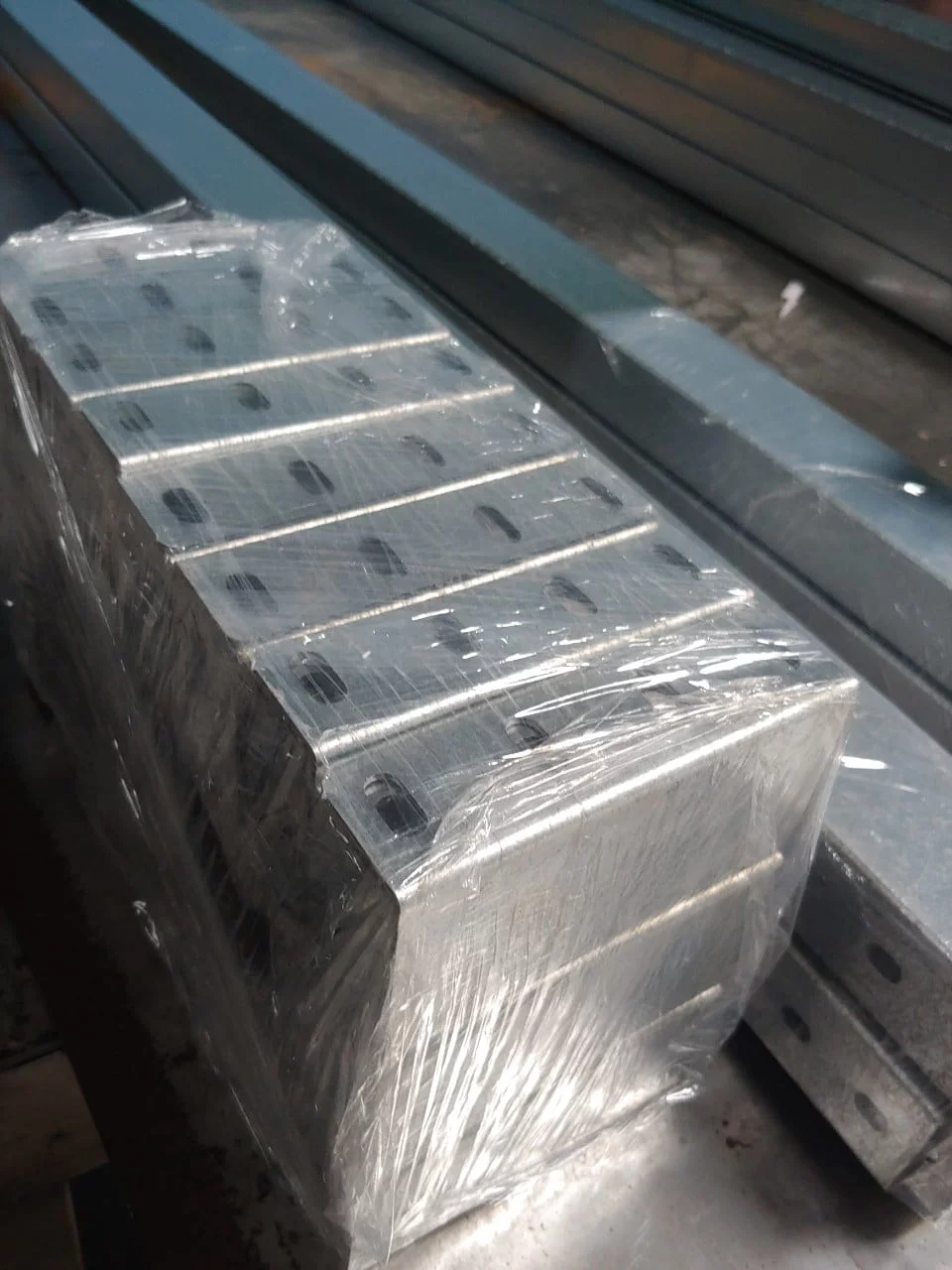 Máng cáp 200×100 sơn tĩnh điện 5 Nối máng cáp 200x100 sơn tĩnh điện