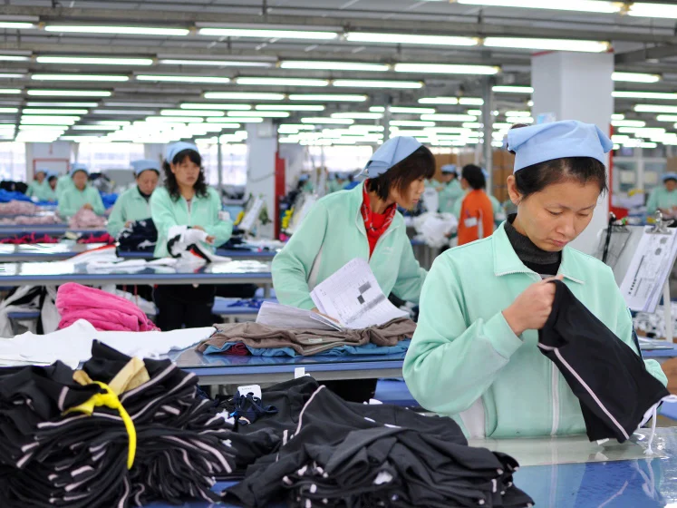 Máng điện công nghiệp trong xưởng dệt may