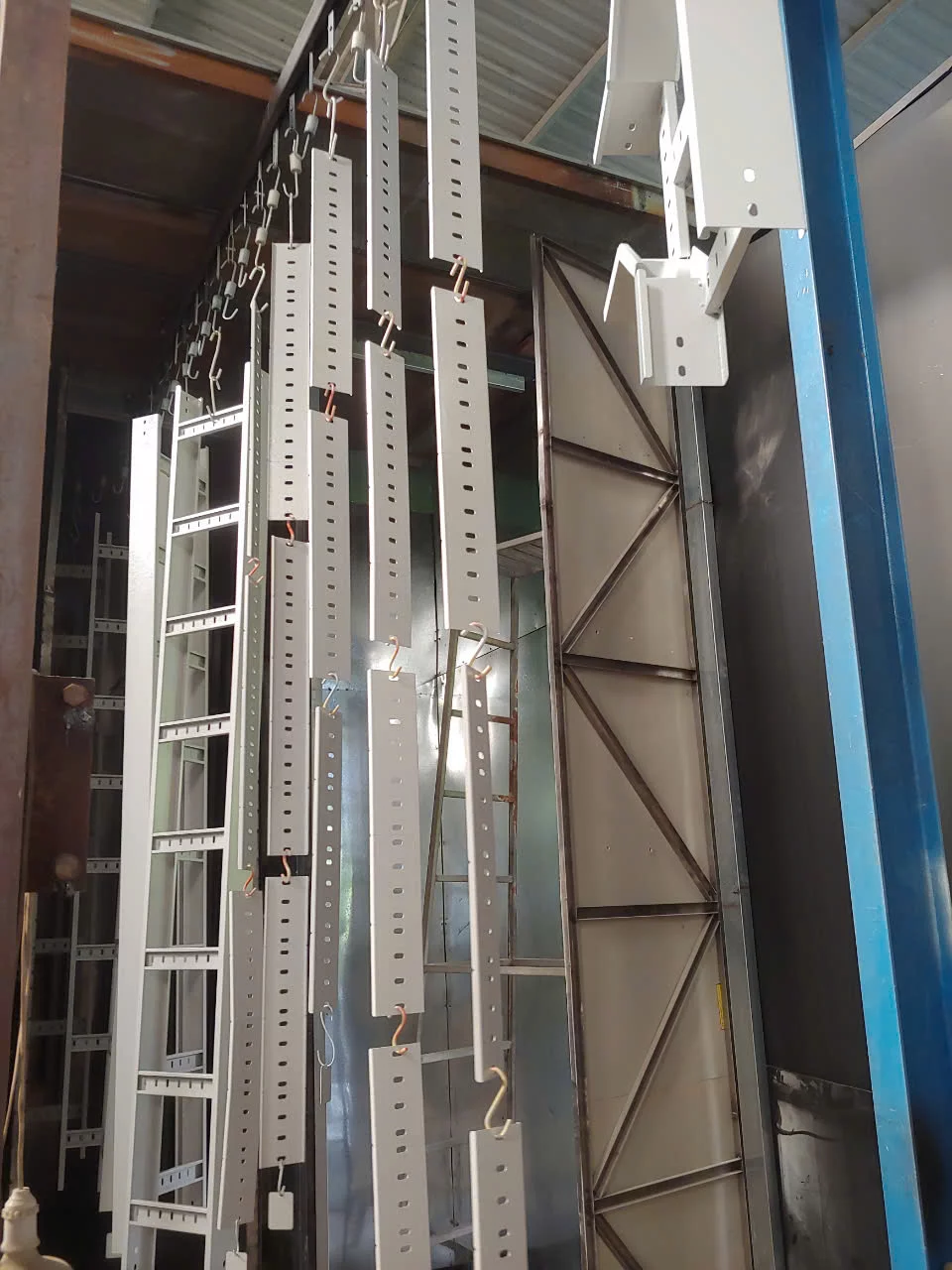 Thang cáp sơn tĩnh điện trong thực tế