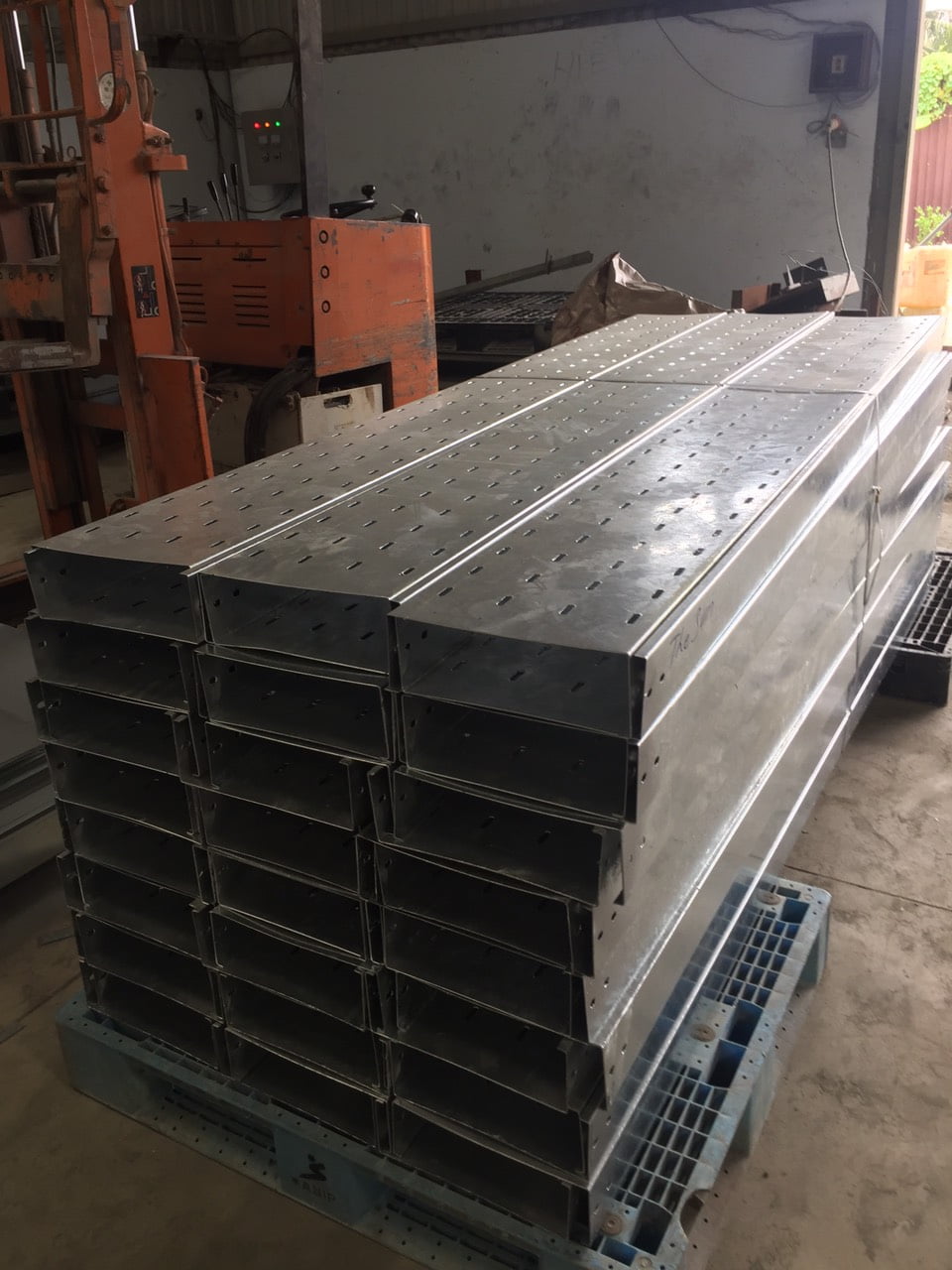 Hình ảnh khay cáp mạ kẽm nhúng nóng thực tế