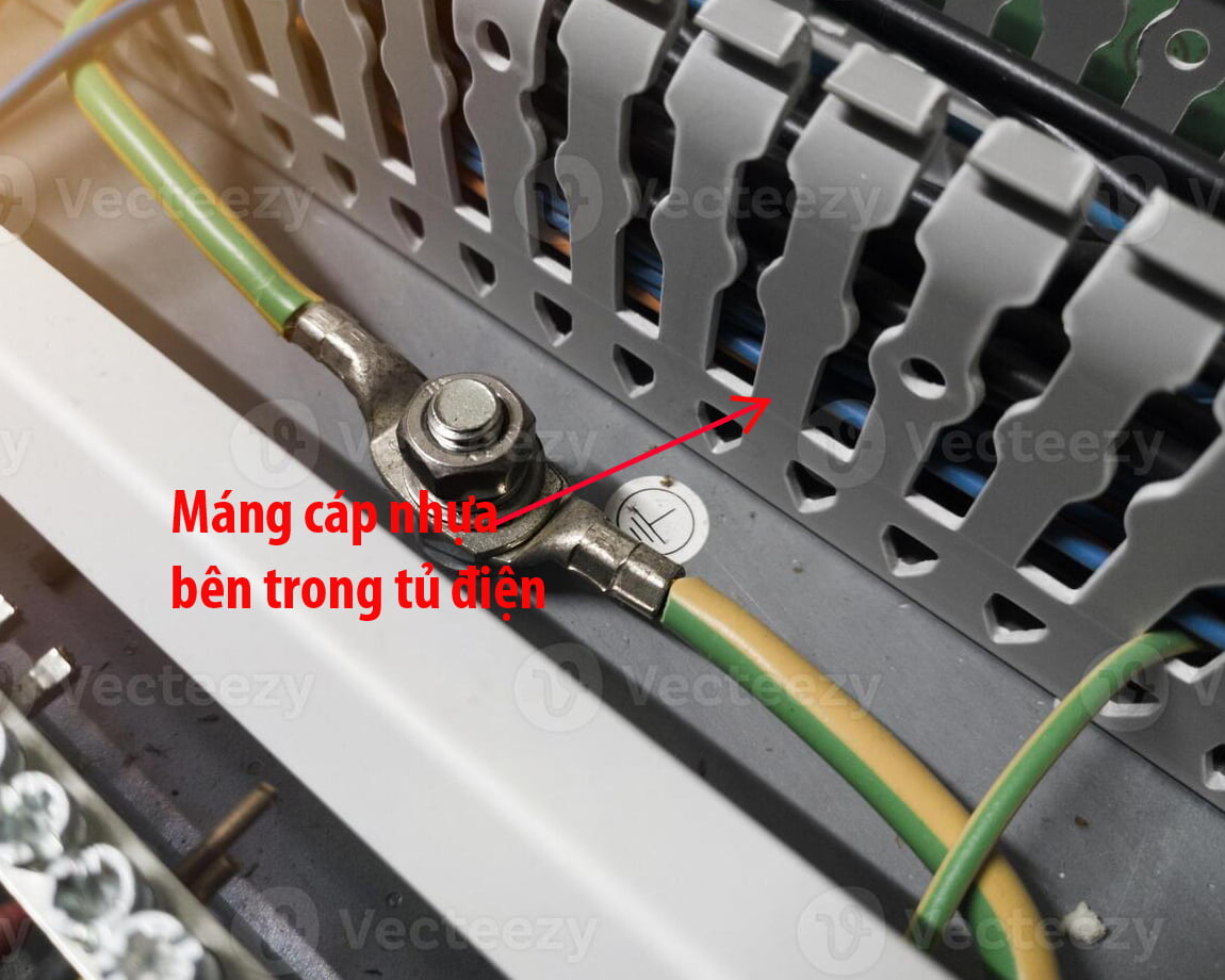 Máng cáp nhựa trong tủ điện