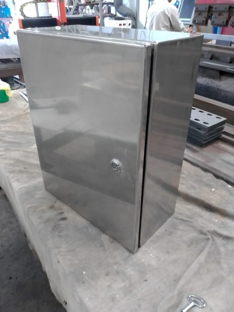 Vỏ Tủ Điện Thép Sơn Tĩnh Điện và Vỏ Tủ Điện Inox - Những Vấn Đề Cần Lưu Ý 4 Vỏ tủ điện inox 304