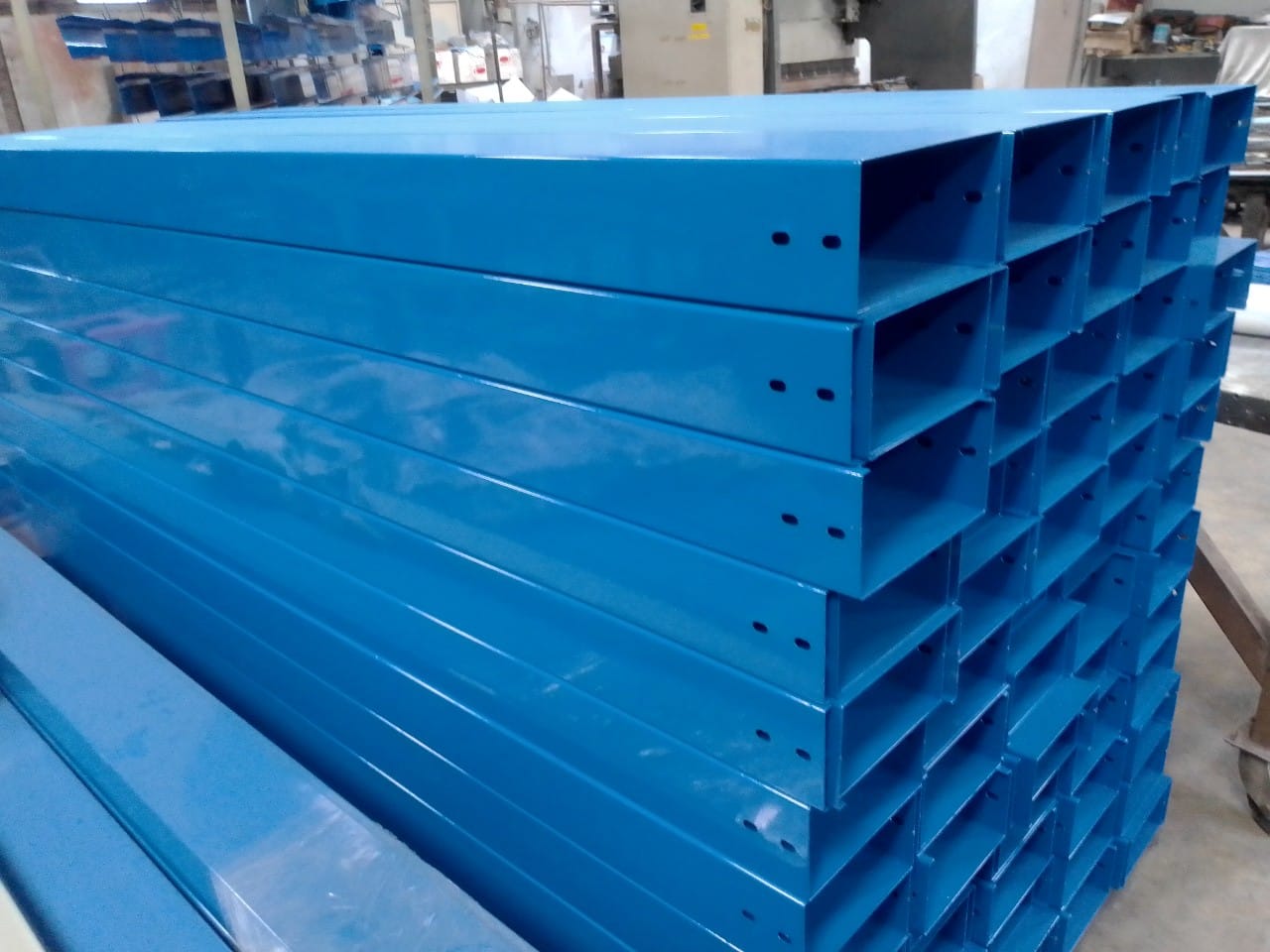 Máng cáp sản xuất từ thép tấm