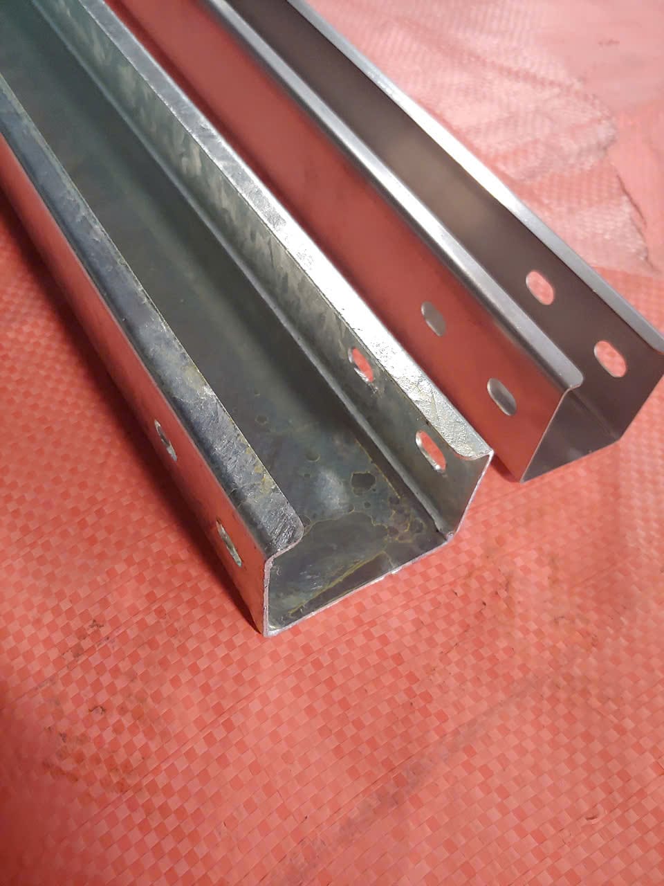 Máng cáp mạ kẽm nhúng nóng và máng cáp inox