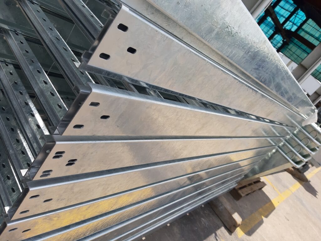 Thang cáp mạ kẽm nhúng nóng 400x100