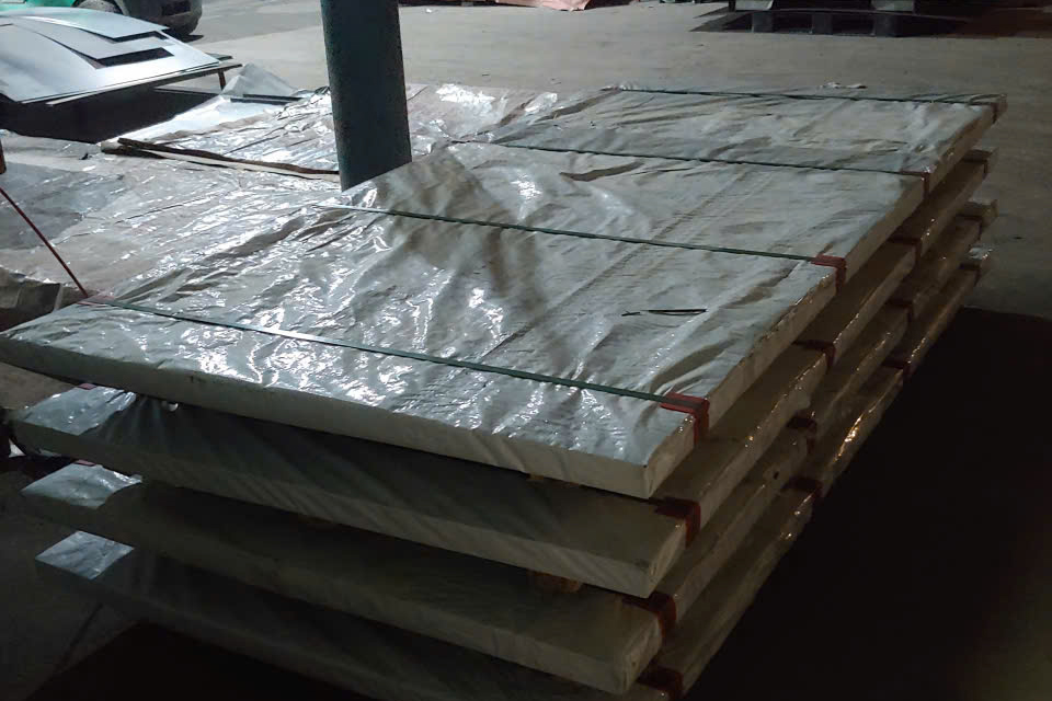 Thang Máng Cáp The Sun – Vì Sao Được Khách Hàng Yêu Thích 3 Kho nguyên liệu thép và inox tại nhà máy sản xuất thang máng cáp The Sun