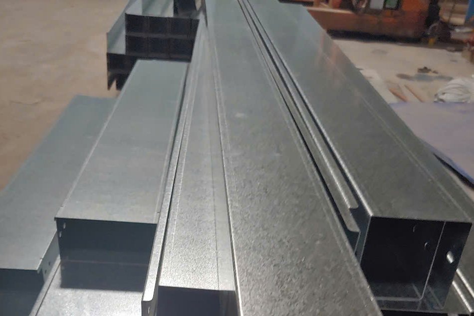 Bề mặt sáng, bóng, mịn đặc trưng của máng cáp tôn tráng kẽm