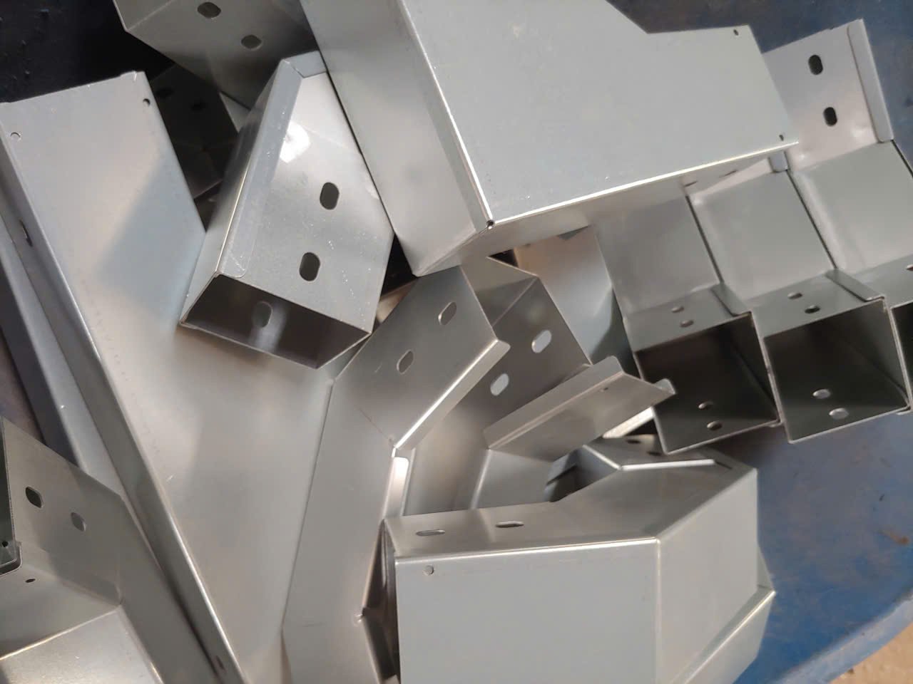 Co và tê máng cáp inox 304