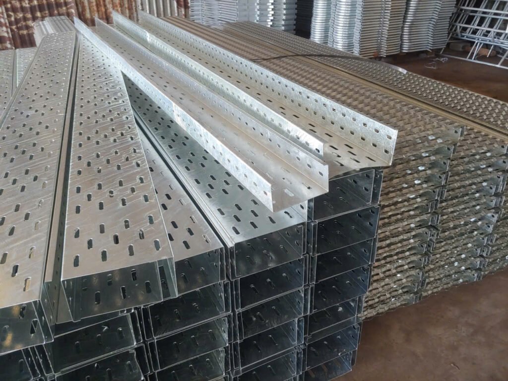 Thang máng cáp mạ kẽm nhúng nóng giao hàng đến chân công trình