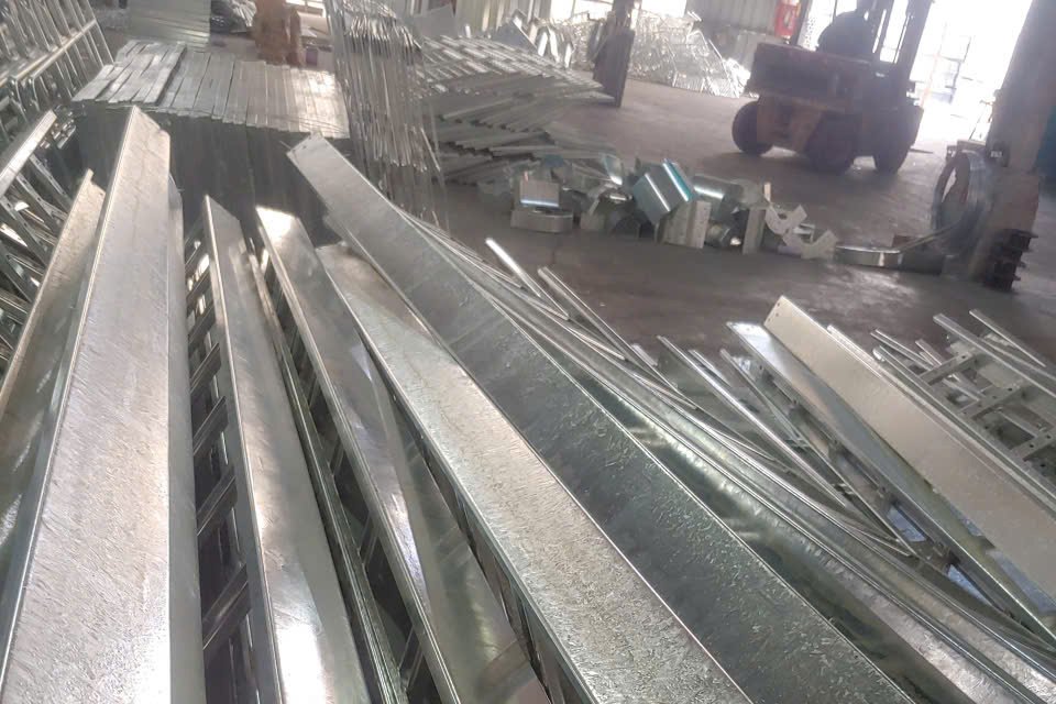 Thang máng cáp mạ kẽm nhúng nóng tại xưởng mạ